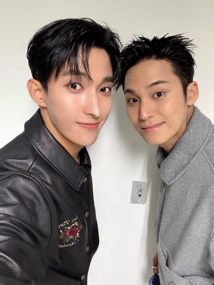 dojjingyujjin's tweet image. seokgyu but as you scroll, they get older (selca version) #민규 #도겸