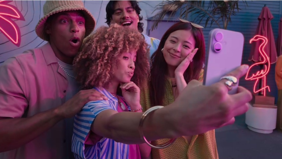 tecnojournal1's tweet photo. 📸 iPhone 17 sorprende: la nueva cámara frontal cuadrada que promete revolucionar tus selfies 🤳🔥

#iPhone17, #AppleEvent, #CámaraFrontal, #SelfieRevolucionado, #AppleInnovation, #TecnologíaMóvil, #FotografíaMóvil

https://t.co/ES5XQcDNUG https://t.co/L0YNloipqb
