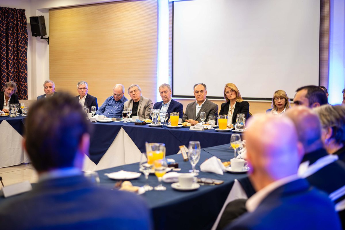 JSchiaretti's tweet photo. Recibí en Córdoba a dirigentes de La Rioja, San Juan, Mendoza, Catamarca, San Luis y Chaco, que nos acompañarán como candidatos a legisladores en las elecciones del 26 de octubre.

Coincidimos en un mismo desafío: construir una Argentina verdaderamente federal, que impulse la producción, genere trabajo y lo haga con sensibilidad social.

#ProvinciasUnidas #JuanSchiaretti #JuanEsCordoba #JuanDiputado