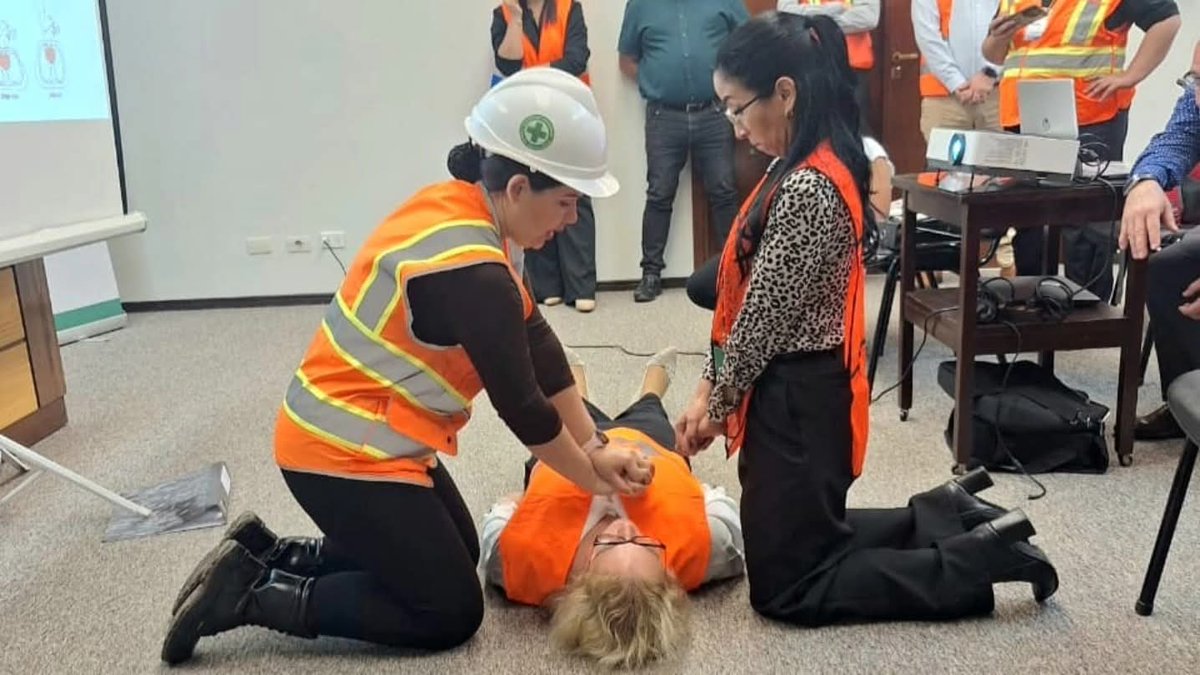 Sinafocal's tweet photo. ✅ Fortalecermos el bienestar laboral en la @ebypy 👷🏻‍♀️👷🏻‍♂️

👉🏻 Celebramos la culminación del curso “Salud y Seguridad Ocupacional (Categoría C)”, dirigido a funcionarios de la Entidad Binacional Yacyretá, con 200 horas de formación intensiva desarrolladas en Asunción.

🙌 En esta edición, 80 trabajadores de la EBY fortalecieron sus competencias para impulsar entornos laborales más seguros y saludables.

🤝 Con este logro, ya son más de 250 los funcionarios capacitados en Salud y Seguridad Ocupacional en sus sedes de Ayolas, Central Hidroeléctrica, Encarnación y Asunción.

🚀 Un avance significativo que refleja el compromiso del Gobierno del Paraguay en seguir promoviendo el bienestar laboral y más oportunidades de desarrollo para la gente trabajadora.