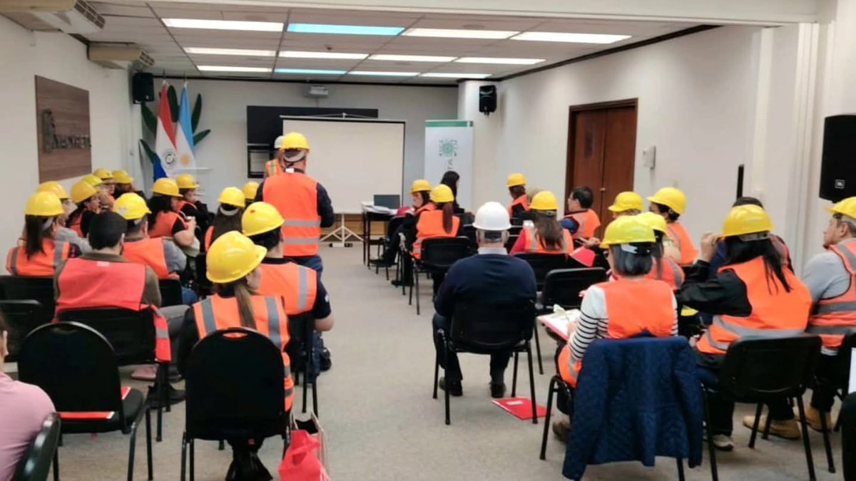 Sinafocal's tweet photo. ✅ Fortalecermos el bienestar laboral en la @ebypy 👷🏻‍♀️👷🏻‍♂️

👉🏻 Celebramos la culminación del curso “Salud y Seguridad Ocupacional (Categoría C)”, dirigido a funcionarios de la Entidad Binacional Yacyretá, con 200 horas de formación intensiva desarrolladas en Asunción.

🙌 En esta edición, 80 trabajadores de la EBY fortalecieron sus competencias para impulsar entornos laborales más seguros y saludables.

🤝 Con este logro, ya son más de 250 los funcionarios capacitados en Salud y Seguridad Ocupacional en sus sedes de Ayolas, Central Hidroeléctrica, Encarnación y Asunción.

🚀 Un avance significativo que refleja el compromiso del Gobierno del Paraguay en seguir promoviendo el bienestar laboral y más oportunidades de desarrollo para la gente trabajadora.