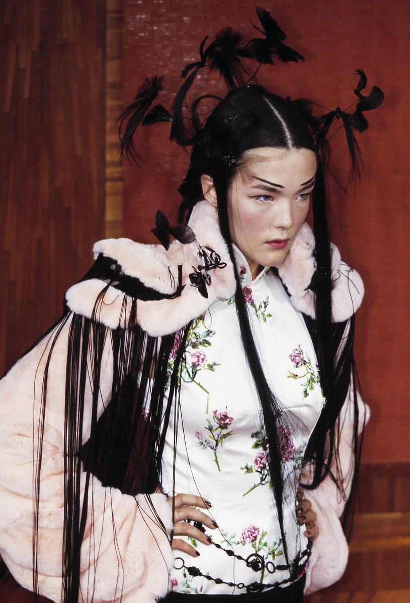 LaModeUnknown's tweet image. The DETAILS of ✨Jean Paul Gaultier✨ Fall/Winter 2001 Couture.🪡