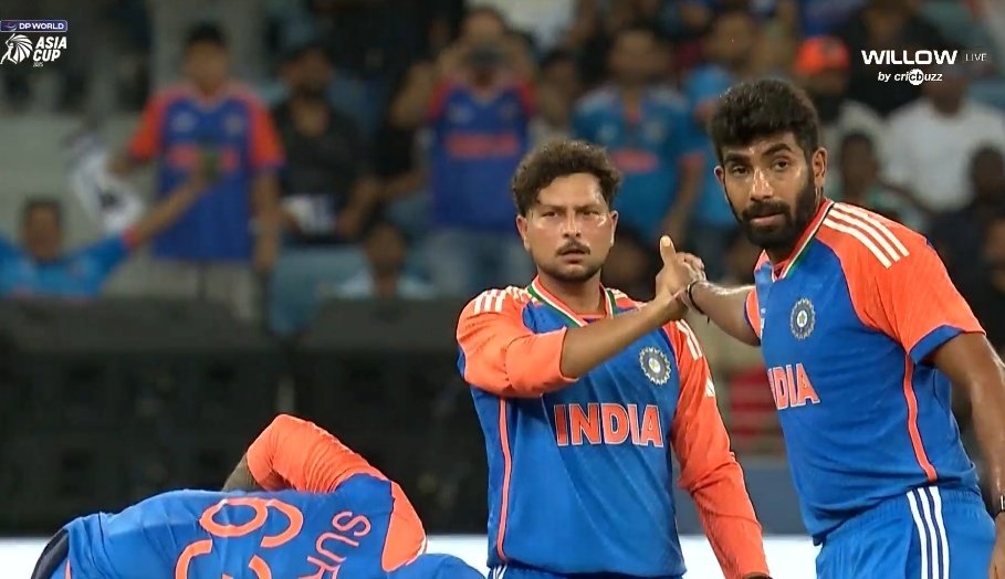 CricketLegende's tweet photo. KULDEEP YADAV IS ON FIRE..!!!!

- 2 Wickets in 4 balls for Kuldeep.

#TeamIndia #AsiaCup2025
#AsiaCupsquad #tilakverma #bumrah #ShubmanGill #SuryakumarYadav #HardikPandya https://t.co/AMknQFhHxw