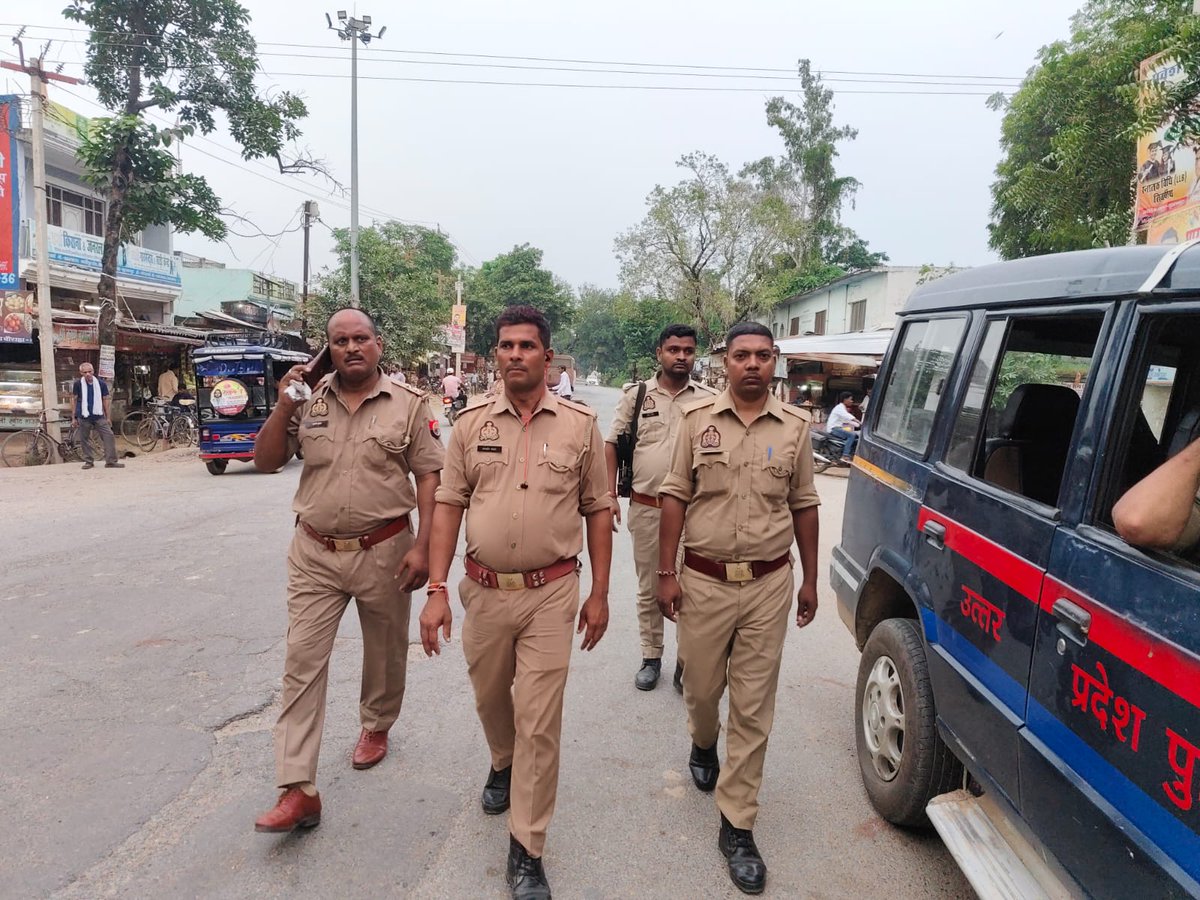 SULTANPUR POLICE (@sultanpurpolice) on Twitter photo рдкреБрд▓рд┐рд╕ рдЕрдзреАрдХреНрд╖рдХ рд╕реБрд▓рддрд╛рдирдкреБрд░ <a href="/ipskunwaranupam/">Kunwar Anupam Singh IPS</a> рдХреЗ рдирд┐рд░реНрджреЗрд╢рди рдореЗрдВ рдЖрдЧрд╛рдореА рддреНрдпреМрд╣рд╛рд░реЛрдВ рдХреЗ рджреГрд╖реНрдЯрд┐рдЧрдд рдореЛрддрд┐рдЧрд░рдкреБрд░ рдкреБрд▓рд┐рд╕ рджреНрд╡рд╛рд░рд╛ рдЕрдкрдиреЗ рдерд╛рдирд╛ рдХреНрд╖реЗрддреНрд░ рдХреЗ рдкреНрд░рдореБрдЦ рдмрд╛рдЬрд╛рд░реЛрдВ/рдЖрд╕-рдкрд╛рд╕ рдХрд╕реНрдмреЛ рдХреЗ рдХреНрд╖реЗрддреНрд░ рдореЗрдВ рд╢рд╛рдиреНрддрд┐/рд╕реБрд░рдХреНрд╖рд╛ рд╡реНрдпрд╡рд╕реНрдерд╛ рдХреЛ рд╕реБрджреГрдв рдХрд░рдиреЗ рд╣реЗрддреБ рдкреИрджрд▓ рдЧрд╢реНрдд рдХреА рдЧрдпреА ред #FootPatrolling рдкреБрд▓рд┐рд╕ рдЕрдзреАрдХреНрд╖рдХ рд╕реБрд▓рддрд╛рдирдкреБрд░ <a href="/ipskunwaranupam/">Kunwar Anupam Singh IPS</a> рдХреЗ рдирд┐рд░реНрджреЗрд╢рди рдореЗрдВ рдЖрдЧрд╛рдореА рддреНрдпреМрд╣рд╛рд░реЛрдВ рдХреЗ рджреГрд╖реНрдЯрд┐рдЧрдд рдореЛрддрд┐рдЧрд░рдкреБрд░ рдкреБрд▓рд┐рд╕ рджреНрд╡рд╛рд░рд╛ рдЕрдкрдиреЗ рдерд╛рдирд╛ рдХреНрд╖реЗрддреНрд░ рдХреЗ рдкреНрд░рдореБрдЦ рдмрд╛рдЬрд╛рд░реЛрдВ/рдЖрд╕-рдкрд╛рд╕ рдХрд╕реНрдмреЛ рдХреЗ рдХреНрд╖реЗрддреНрд░ рдореЗрдВ рд╢рд╛рдиреНрддрд┐/рд╕реБрд░рдХреНрд╖рд╛ рд╡реНрдпрд╡рд╕реНрдерд╛ рдХреЛ рд╕реБрджреГрдв рдХрд░рдиреЗ рд╣реЗрддреБ рдкреИрджрд▓ рдЧрд╢реНрдд рдХреА рдЧрдпреА ред #FootPatrolling