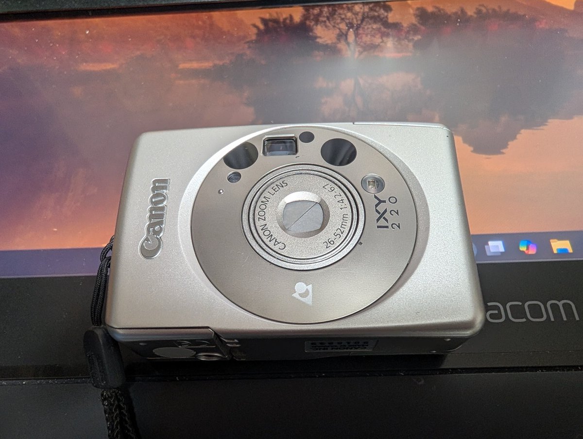 今じゃフィルムも手に入れる事がほぼ不可能なIXY君普通に動く事は動くんとけどね。