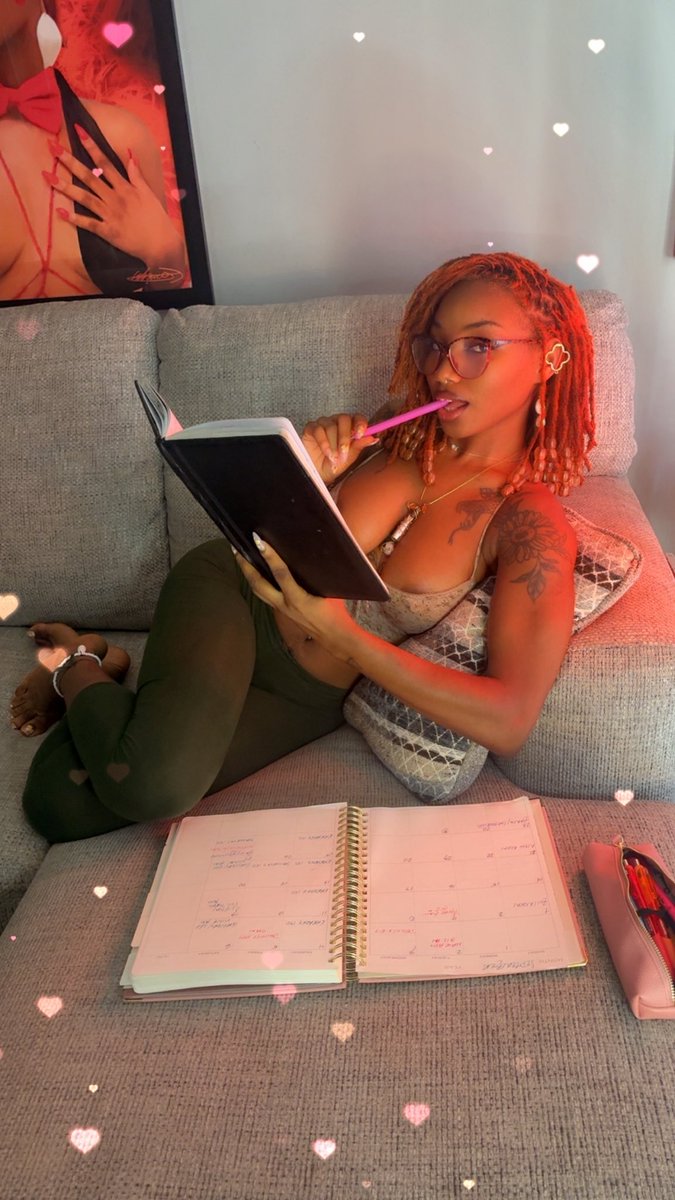 xleocrt's tweet image. Let’s get Cozy,
On IG im reading bed time stories on live 🤭