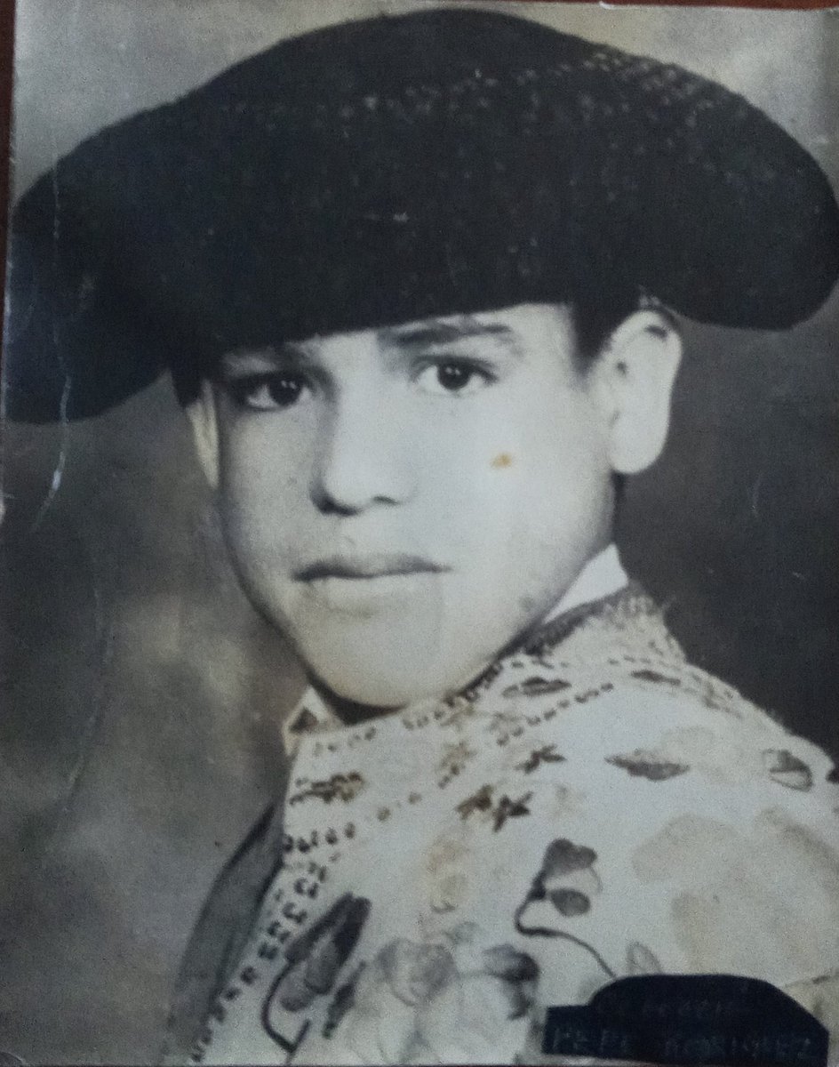 Es la foto de un niño que emergió de la pobreza extrema, que no quiso ser uno de "los olvidados" del México bronco, quien llegó a ser una primera figura del toreo y un ídolo de México, aparte de torero fue actor, empresario, gente buena, LUIS PROCUNA buscó la oportunidad y la enc