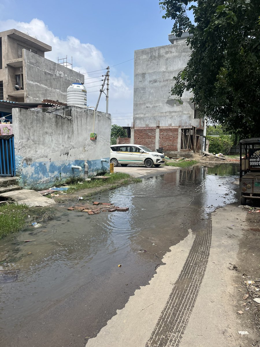 Officialchandel's tweet photo. @noida_authority @CPCB_OFFICIAL Ye paani bharne ke problem kabhi khatam hogi ya nahi ? Noida authority ke 5% ke plots hone ke baad bhi koi dekh rekh nahi hai @noida_authority  @dmgbnagar https://t.co/V0kZd3s38U