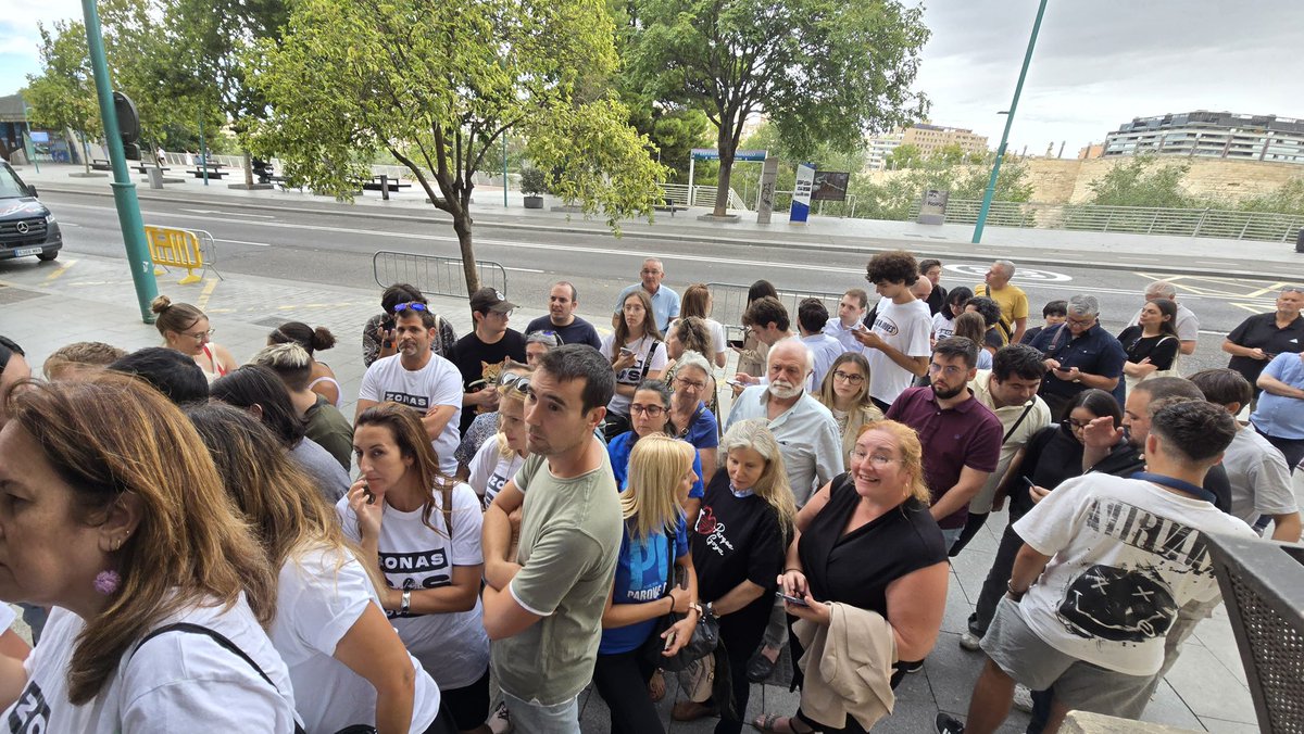 SocialistasZGZ's tweet photo. Señora Chueca, ¿por qué no pueden entrar al Pleno? ¿Hay algún problema?

Todos estos ciudadanos están esperando ahora mismo en la calle para decirle a la alcaldesa que están en contra del cierre de siete Casas de Juventud 😡😡😡 https://t.co/edxBhVxYNw