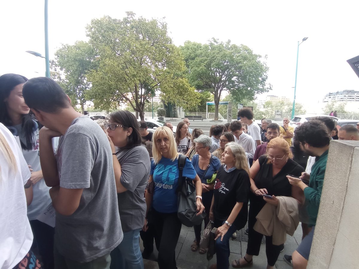 SocialistasZGZ's tweet photo. Señora Chueca, ¿por qué no pueden entrar al Pleno? ¿Hay algún problema?

Todos estos ciudadanos están esperando ahora mismo en la calle para decirle a la alcaldesa que están en contra del cierre de siete Casas de Juventud 😡😡😡 https://t.co/edxBhVxYNw