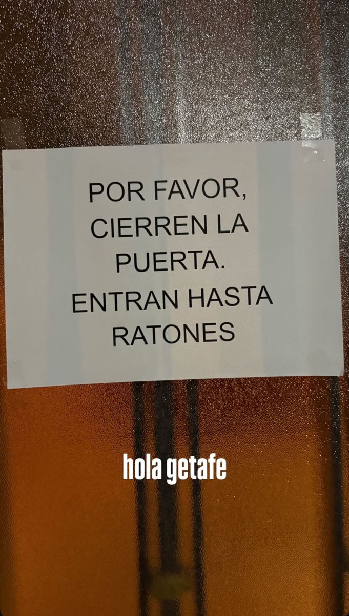 Imagen de la desesperación de los vecinos con la plaga de ratas 🐀🐀🐀🐀 en Getafe. Nos lo envía un vecino de Juan de la Cierva.

Y luego la alcaldesa dice que no hay ratas y que es un bulo...
