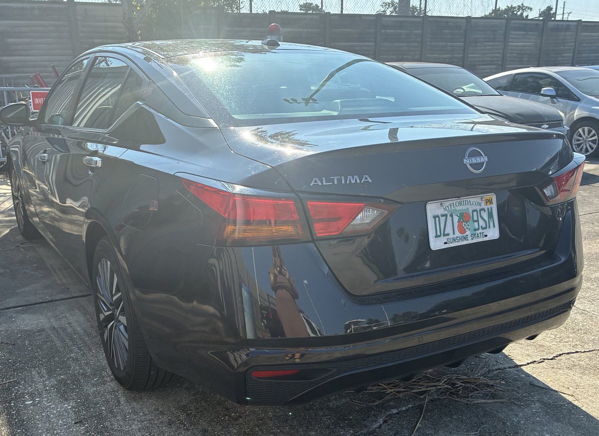 🚨 ATTENTION GRANDLAKE &amp; CHATEAU RESIDENTS 🚨
KPD is investigating mail thefts in your area.

📹 Check your cameras from Sept. 9 for a black Nissan Altima (photos attached).

👉 If you spot this vehicle or suspicious activity, call 504-712-2250.

Help us keep our community safe!