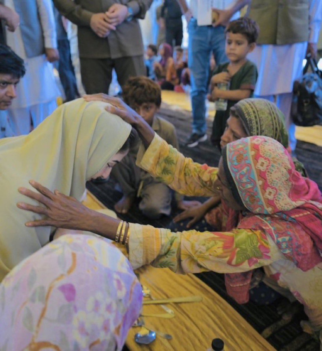 میں تو ان کے دکھ بانٹنے گئی تھی !