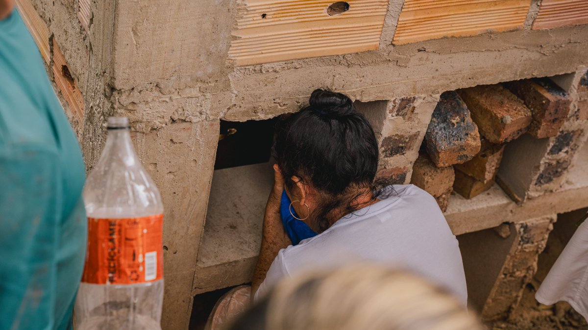 “Elder no murió en combate”. Tras 19 años de incertidumbre, el pasado 5 de septiembre la JEP entregó dignamente el cuerpo de Elder Aponte Tumay, un joven campesino de Casanare asesinado y desaparecido por integrantes del Gaula Militar de la Brigada XVI.

🧵Abrimos hilo con todos