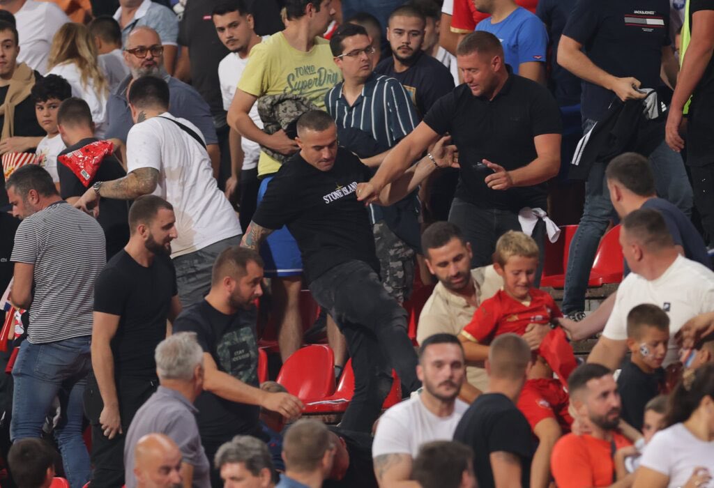 Sinoć su na utakmici batinaši iz Crne Gore tukli roditelje sa decom zbog skandiranja Vučiću.

E, to su vam čuvene „reke slobode“ iz Crne Gore - litijaši koje su 2020. podržavali i vlast i opozicija u Srbiji, a sada su stigli i kod nas.

Da razjasnimo to jednom.