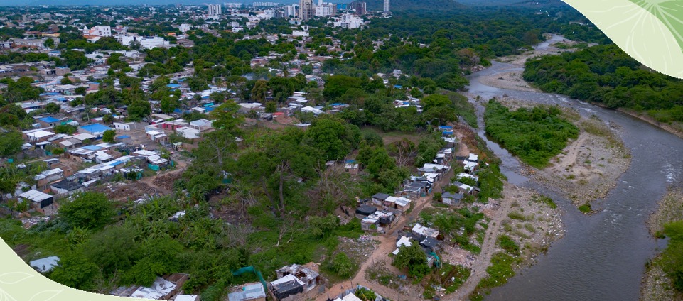 La avenida paisajística del río Guatapurí va mas allá que un proyecto de transporte. Se plantea como una solución integral a la crisis ambiental del margen derecho, donde persisten la tala de árboles, vertimientos de aguas negras,  residuos, invasiones, hornos, etc. Así luce hoy: