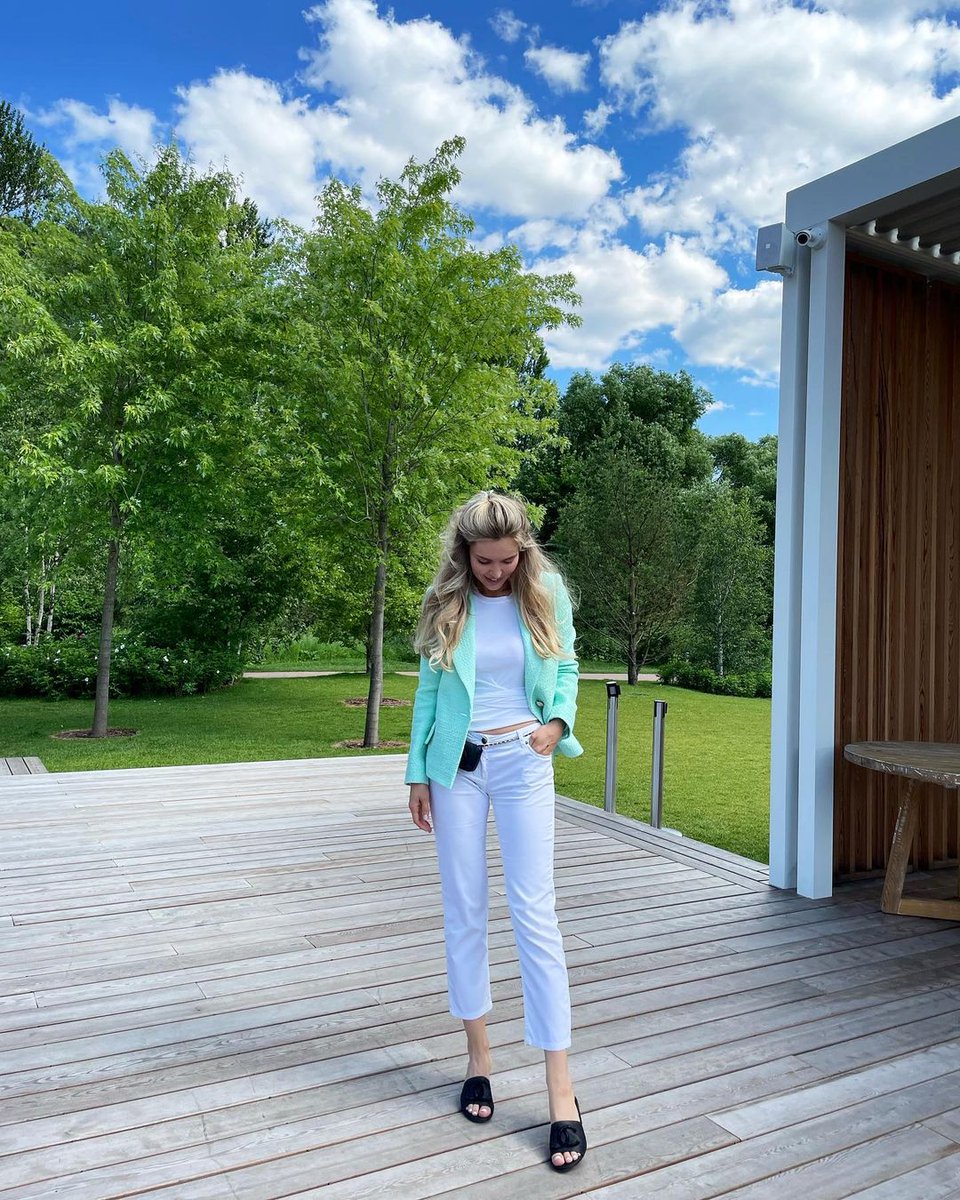 LucyWhimsy's tweet photo. On sunny days, a relaxed look and a smile are the best choices. A refreshing mint jacket and a simple white T-shirt exude boundless energy and charm. Fill every moment with confidence and joy! ๐ฟโ๏ธ ๐๐
#EasyStyle ๐ #FreshStyle ๐ https://t.co/kMBS5fQ9vy