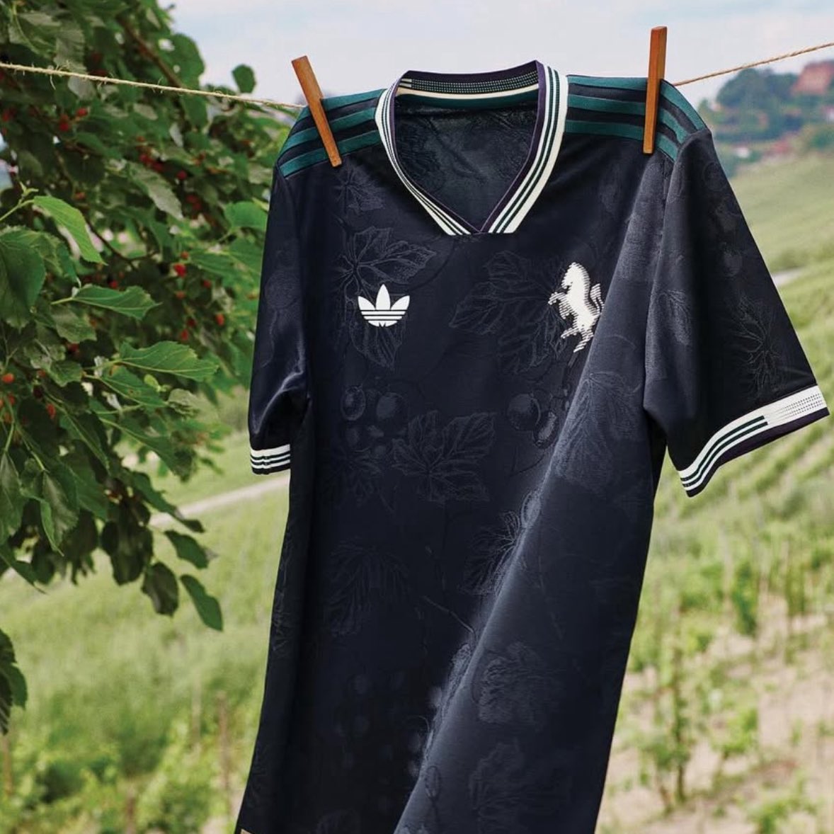 CabineSport's tweet photo. A nova 3.ª camisola da Juventus é uma autêntica obra de arte 🤩 https://t.co/5XxnpJs2ZC