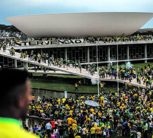 cavalcanti_jo's tweet image. O ministro Luiz Fux entra para a história como o ministro que votou para condenar os pobres que foram usados como massa de manobra no 8 de Janeiro, mas agora escolhe absolver o verdadeiro líder da organização criminosa por trás de tudo: Jair Bolsonaro.