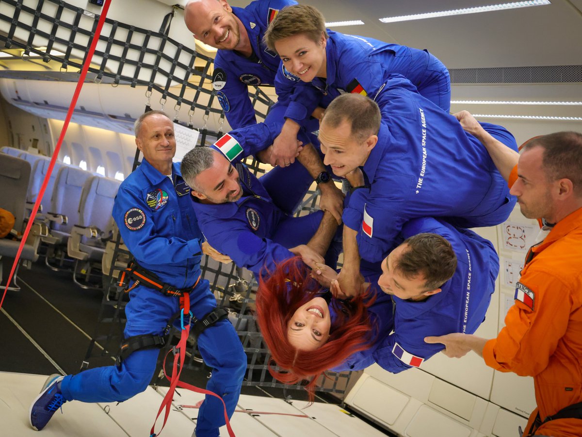 Astro_SaraG's tweet image. 🙃 ¡Qué pasada! Es difícil describirlo con palabras. Al principio parece imposible desenvolverse en ingravidez: evitar chocar con alguien o no salir catapultado ya parece un reto. Pero, tras varias parábolas, cuerpo y mente se adaptan y flotar se vuelve algo natural.

Vuelo 1/3✈️