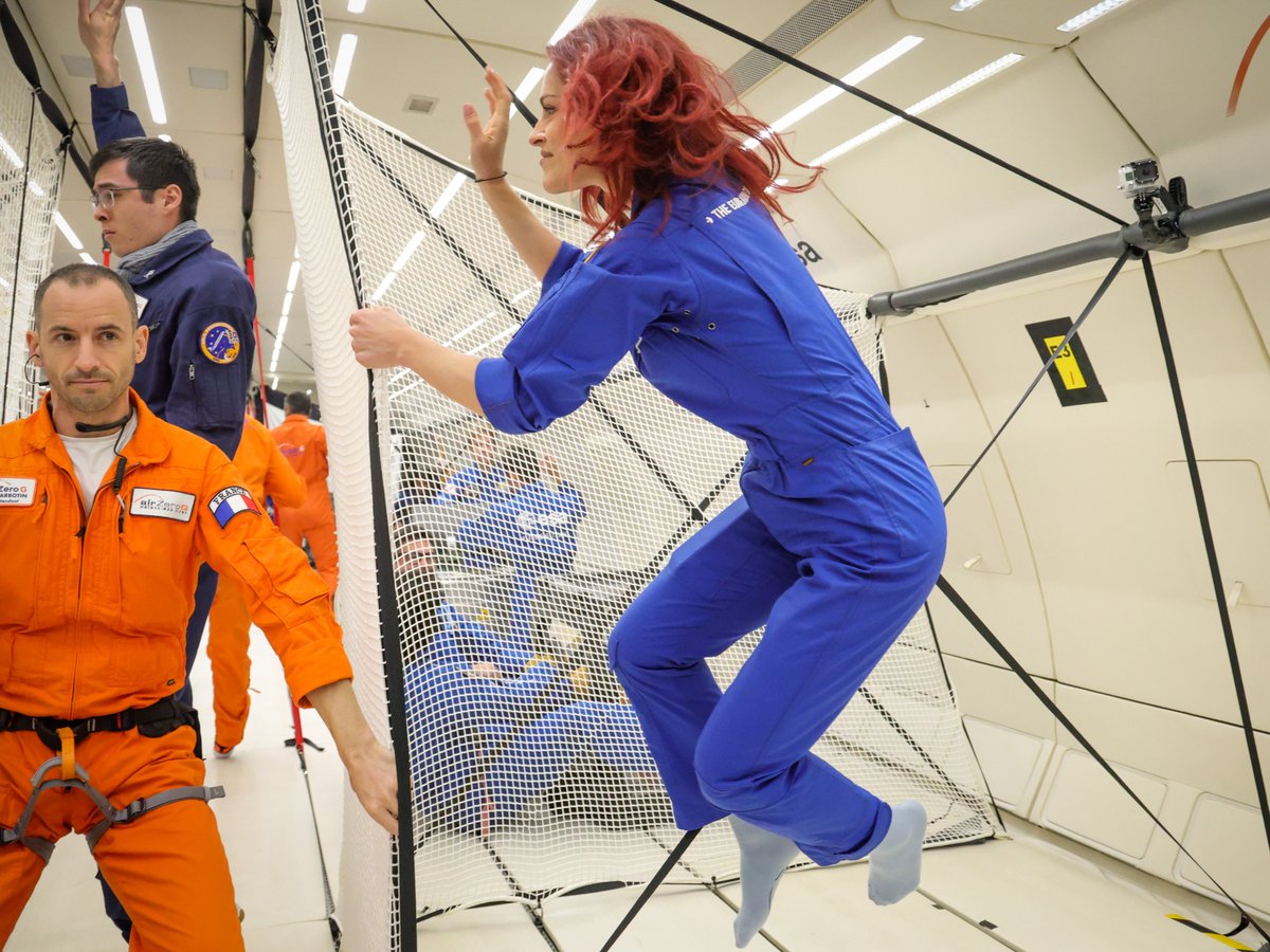 Astro_SaraG's tweet image. 🙃 ¡Qué pasada! Es difícil describirlo con palabras. Al principio parece imposible desenvolverse en ingravidez: evitar chocar con alguien o no salir catapultado ya parece un reto. Pero, tras varias parábolas, cuerpo y mente se adaptan y flotar se vuelve algo natural.

Vuelo 1/3✈️