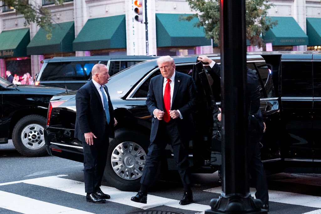 BrigadaGodinez's tweet photo. Respete el paso peatonal, señor presidente. https://t.co/c8bK2yJRD1