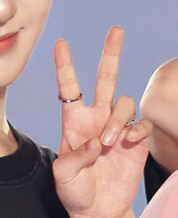 เปิดรูปมาเจอรูปนี้แล้วเข้าใจพี่ม้าคเลยว่าทำไมฮีเอ็นดูนิ้วชี้น้องอินจุน55555😹