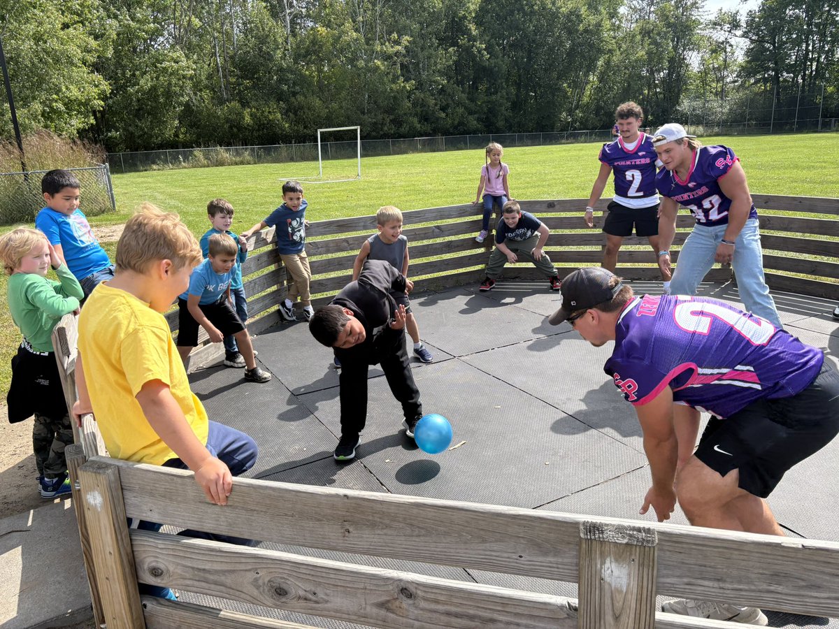 UWSPFootball's tweet photo. Itβs been a great start to Pink Week! The guys on the team have been out and about in the Stevens Point and Plover community spending time in schools, and connecting with the youth as a part of our Pink Week festivities!
#CALIBRATE | #WhateverItTakes | #PinkWeek https://t.co/gMezDp3wol