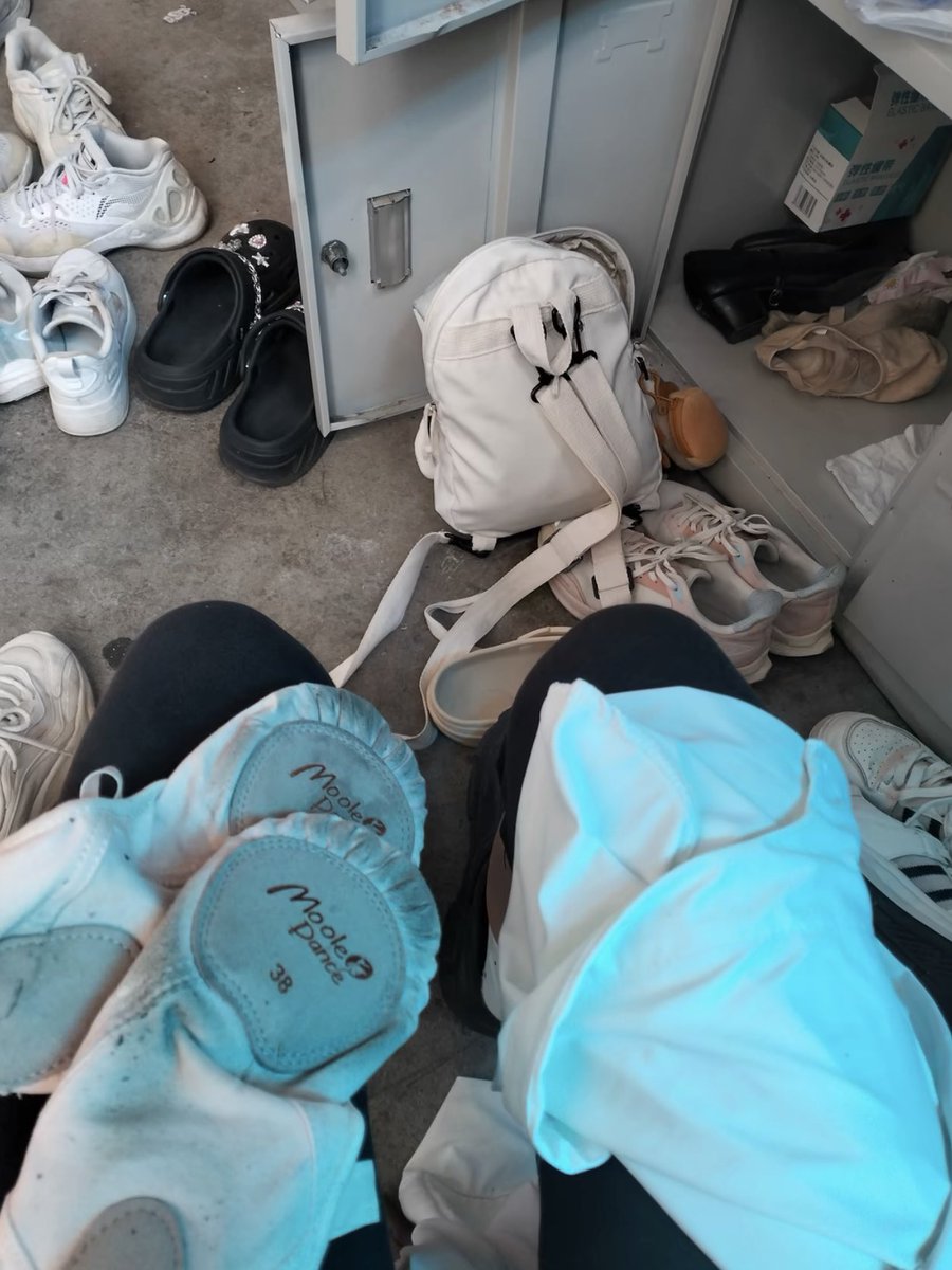 yunbushiyun12's tweet photo. 累死了！怎么才周三啊！
还有2天才能到周末，我真的忍不住了
每天都要被臭死，真想买个防毒面具…

#女大学生 #白袜子 #反差 #舞蹈生 #舞蹈鞋 #原味 https://t.co/CjNzQmibjf