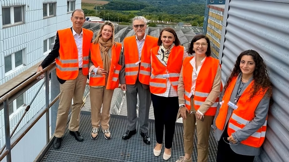 ♻️The visit offered valuable insights into closed-loop recycling, sustainable PVC production, and Profine’s pioneering initiatives in environmental and social responsibility.

windoorexpert.eu/news/news,3675…

#PvcRecycling <a href="/EPPA/">Estúdio EpPa</a>