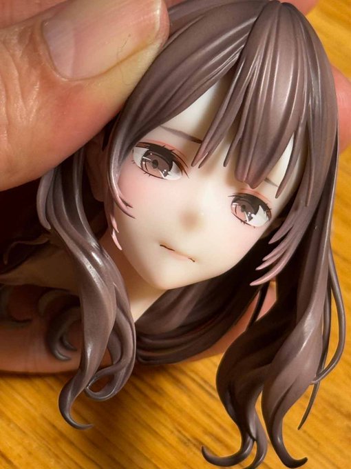 先程の写真では髪の毛が未接着でとっ散らかっていたので向かって左側のサイドバングを押さえてみた。接着すればこんな感じ。向かって右側は浮いたままですが。
指が回らなくて💦 