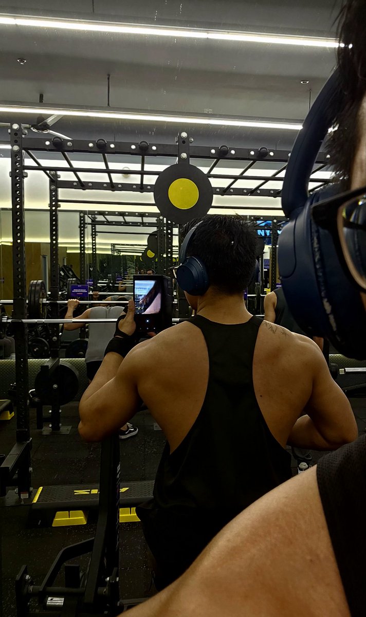 Big back wearing black bakla. Haha