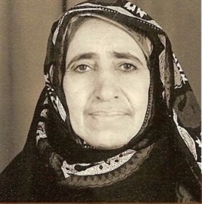 عزة بنت حميد الجابرية .. مدرسة العلم والزهد في الرستاق ومنارة دعوية في #عُمان
وُلدت العالمة الزاهدة المعلمة / عزة بنت حميد بن سليمان الجابرية في منطقة الحلاة بولاية #الرستاق عام 1926م  ونشأت في بيتٍ عامر بالعلم والصلاح ؛ إذ كان والدها من أهل التقى والزهد ، ومعلّمًا للقرآن الكريم