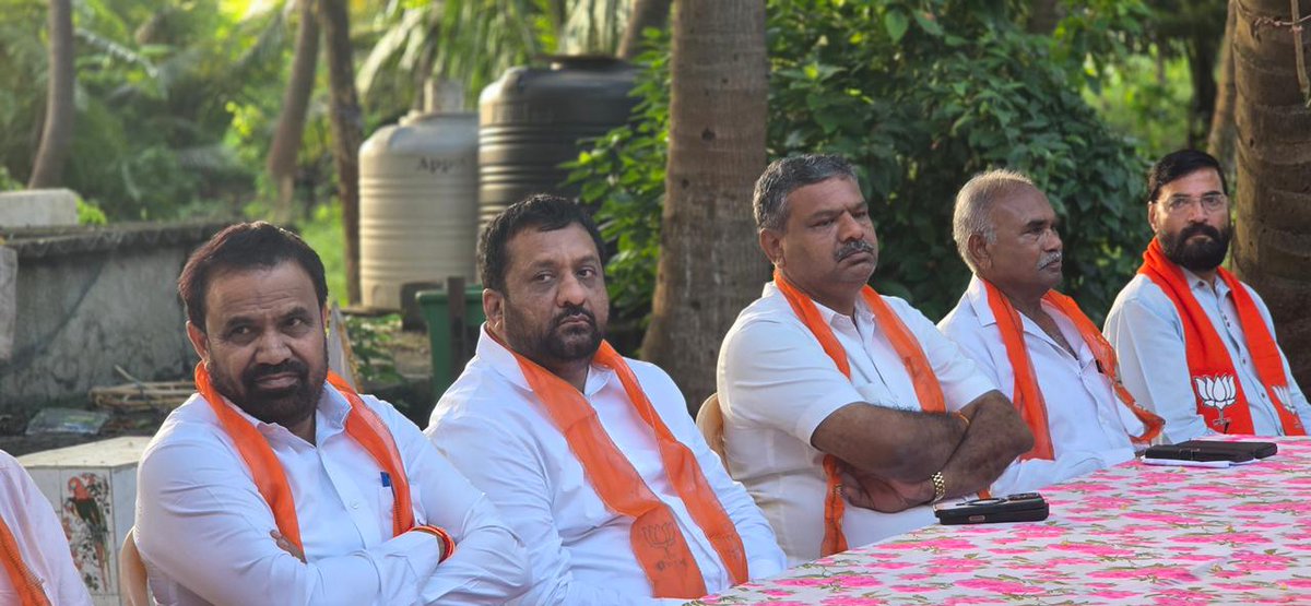 Kiritbhai_Patel's tweet image. આજરોજ  શીલ ગામે શીલ, મેખડી અને બાલાગામ જિલ્લા પંચાયત સીટોના  જિલ્લા પંચાયત સભ્યો, તમામ ગામોના સરપંચશ્રીઓ, અને આગેવાનો સાથે બેઠક કરી, અહીંના લોકો સાથે વિવિધ વિષયો પર ચર્ચાઓ કરેલ.