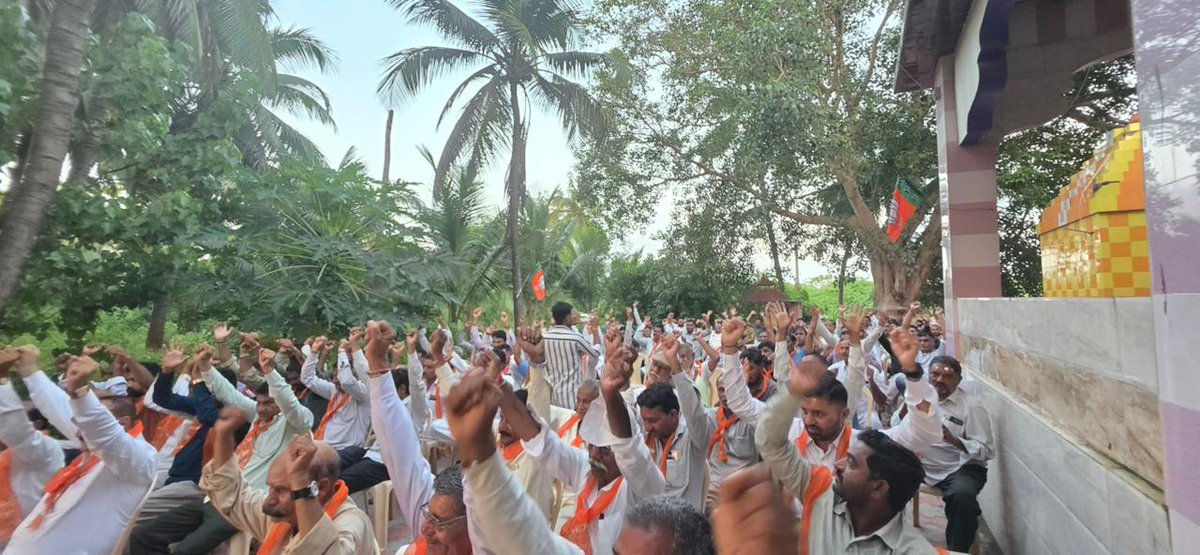 Kiritbhai_Patel's tweet image. આજરોજ  શીલ ગામે શીલ, મેખડી અને બાલાગામ જિલ્લા પંચાયત સીટોના  જિલ્લા પંચાયત સભ્યો, તમામ ગામોના સરપંચશ્રીઓ, અને આગેવાનો સાથે બેઠક કરી, અહીંના લોકો સાથે વિવિધ વિષયો પર ચર્ચાઓ કરેલ.