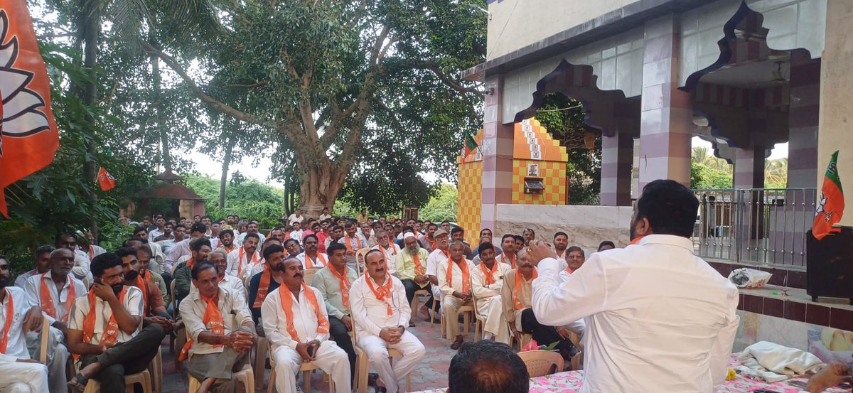 Kiritbhai_Patel's tweet image. આજરોજ  શીલ ગામે શીલ, મેખડી અને બાલાગામ જિલ્લા પંચાયત સીટોના  જિલ્લા પંચાયત સભ્યો, તમામ ગામોના સરપંચશ્રીઓ, અને આગેવાનો સાથે બેઠક કરી, અહીંના લોકો સાથે વિવિધ વિષયો પર ચર્ચાઓ કરેલ.