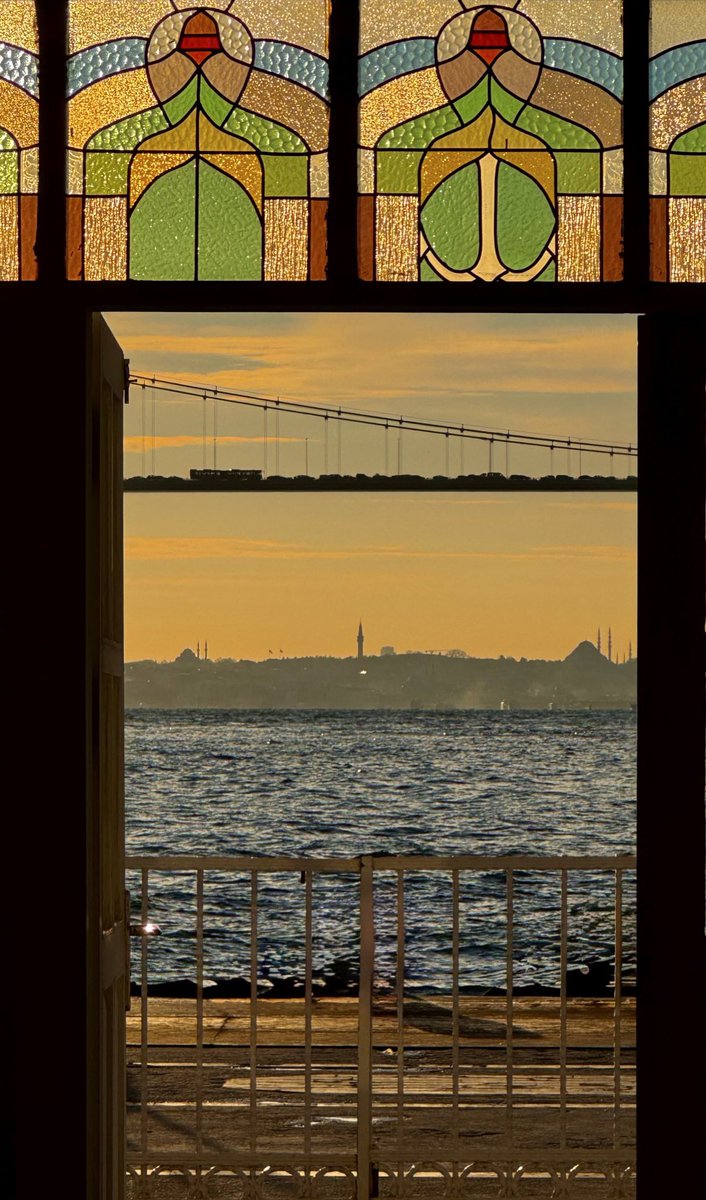 camiistan's tweet image. Çengelköy iskelesinden gün sonu. 

Karşıda Beyazıt Camii, Beyazıt Kulesi ve Süleymaniye Camii