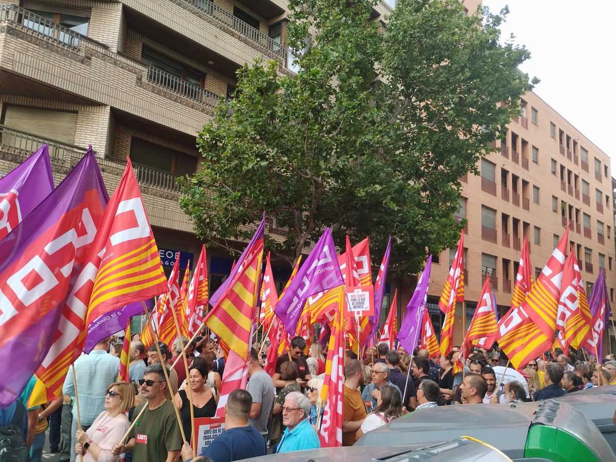Aunque las mayorías parlamentarias no acompañen, nuestra voz en la calle marca el futuro: jornadas más cortas, más empleo y más igualdad.

#ReduccionDeJornadaYa