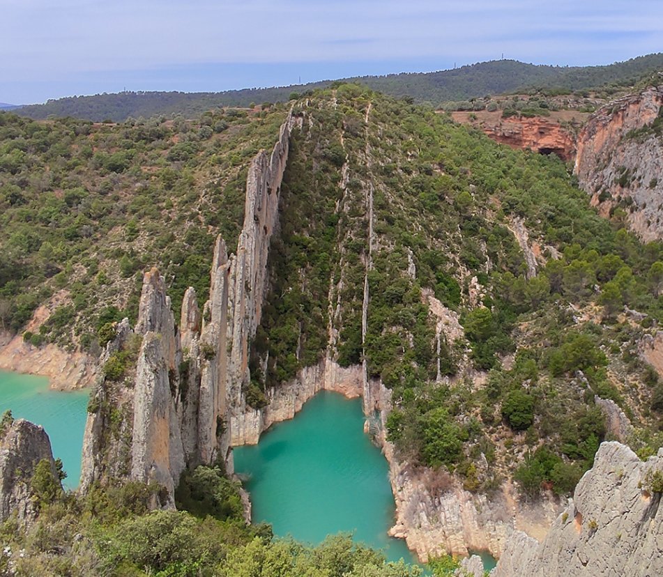 IGEAR_Aragon's tweet photo. Espectacular muralla natural ubicada en la Ribagorza, muy cerca del pueblo abandonado de #Finestres. Esta formación geológica de roca caliza del periodo cretácico se caracteriza por sus paredes paralelas que se precipitan al embalse de Canelles en el Montsec de #Aragón.
Observa la #geofoto y la cobertura LiDAR de esta maravilla geológica
