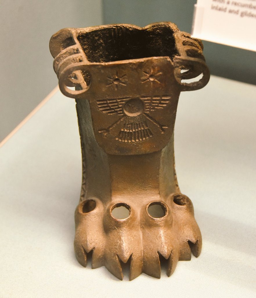 Van'daki kazılarda ortaya çıkarılmış Urartu dönemine (M. Ö. 800'ler) ait bir mobilya ayağı.

Londra'daki British Museum'da bulunmaktadır.

Kürtlere tarihte “Urartu milleti de” denilmekteydi.