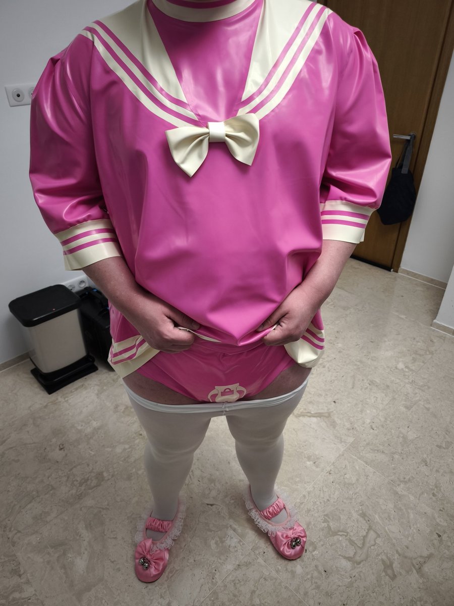 My poor Sissy <a href="/rubberpuphelix/">Helix</a> had so much trouble sleeping tonight so i decided to make her nap again today. <a href="/rub_hh/">RubberSub</a> was kind enough to assist me with picking her outfit for today 😌