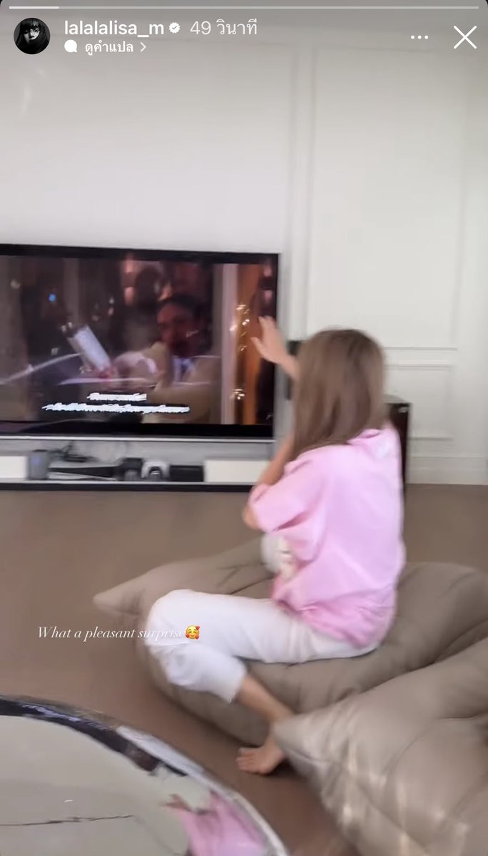 Mitrochondria_P's tweet photo. LISA ก็ยังเป็นคนที่ชอบดูหนังดูซีรีย์เหมือนเดิมอ่ะ คราวนี้ซีรีย์เรื่องที่กำลังติดตามดูอยู่ The summer I tured pretty แล้วได้ยินเพลง moonlit floor ของตัวเองอ่ะ กรี้ดคิสซีนก็เอา ลันล๊ากับเพลงตัวเองก็เอา เอนจอยนอร์มอลไลฟ์สุดๆ รักเค้าอ่ะ https://t.co/c1qXzcnwHK