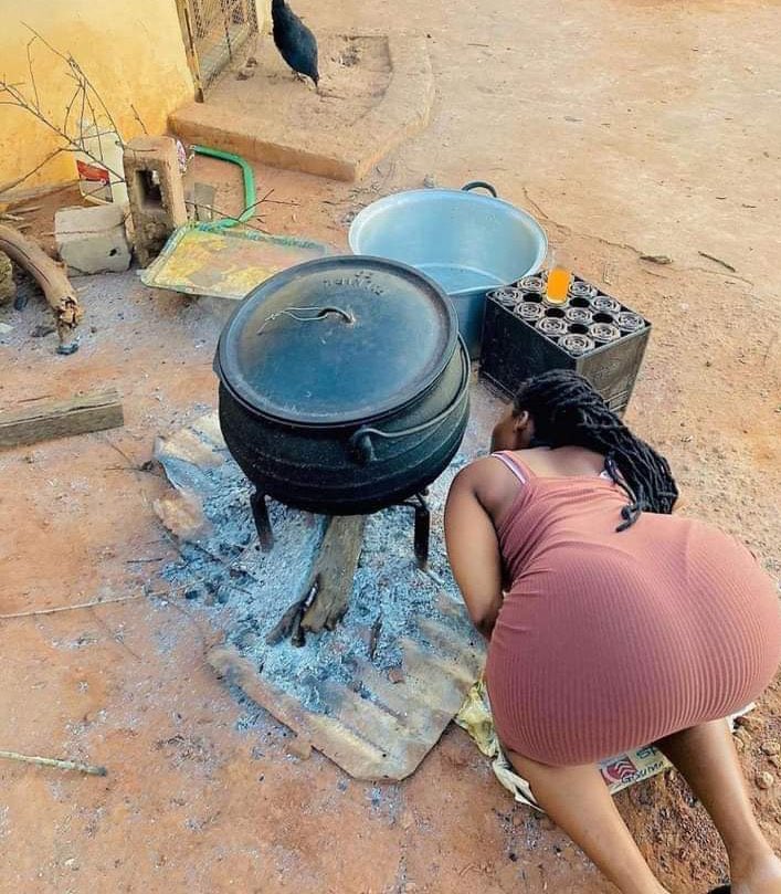 karothk256's tweet image. Those who know English very well, what's she doing?