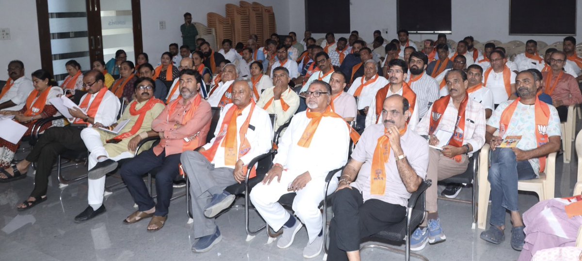 દેશના યશસ્વી પ્રધાનમંત્રી માન. શ્રી નરેન્દ્રભાઈ મોદીજીના 76 માં જન્મદિવસને અનુલક્ષીને આયોજિત થનાર ‘સેવા પખવાડીયા - 2025’ અંતર્ગત કાર્યક્રમના સુચારુ આયોજન અને વિસ્તૃત માર્ગદર્શન માટે આજે ‘શ્રી કમલમ’ ભા. જ. પા. જિલ્લા કાર્યાલય, નવસારી ખાતે કાર્યશાળાનું આયોજન થયું.