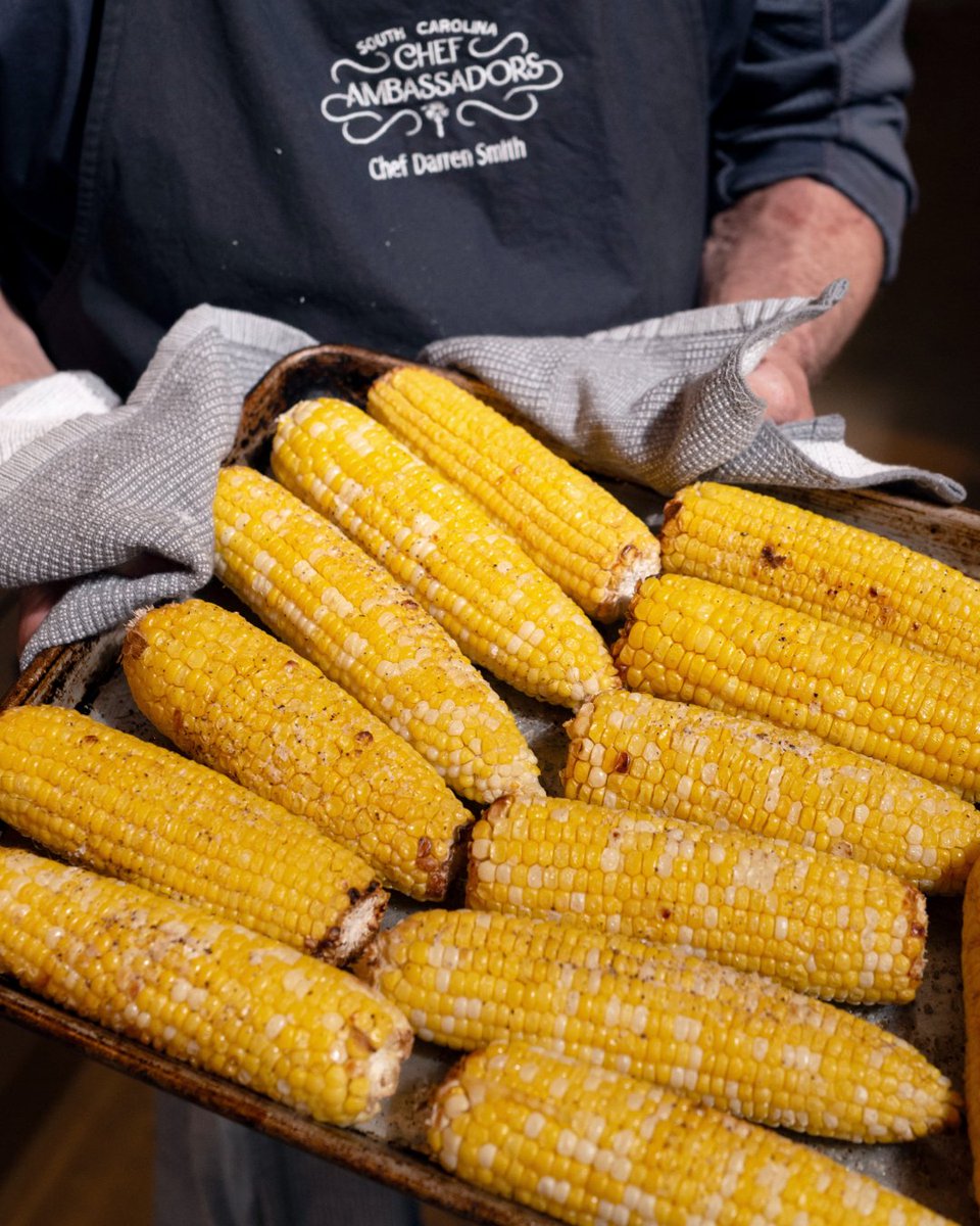 Discover_SC's tweet image. South Carolina Chef Ambassador Darren Smith of Rivertown Bistro partners with Low Country Farms of SC to reimagine corn — from fritters and savory pudding to popped sorghum and corn-fat-washed bourbon. 🌽

Learn more: brnw.ch/21wVDSA

#DiscoverSC #CertifiedSC