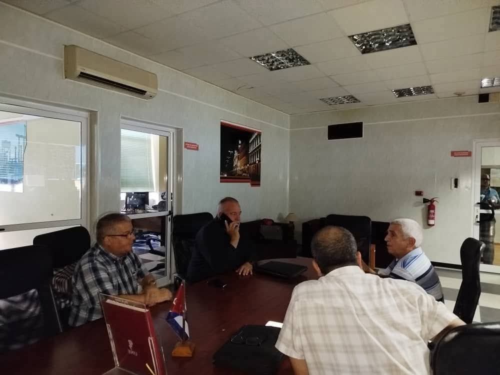 El Primer Ministro cubano <a href="/MMarreroCruz/">Manuel Marrero Cruz</a> supervisa recuperación tras caída del Sistema Eléctrico Nacional. Durante el encuentro con el Director General de <a href="/OSDE_UNE/">Unión Eléctrica de Cuba</a> se analizaron las causas del evento y coordinan las acciones para la recuperación inmediata del servicio.
