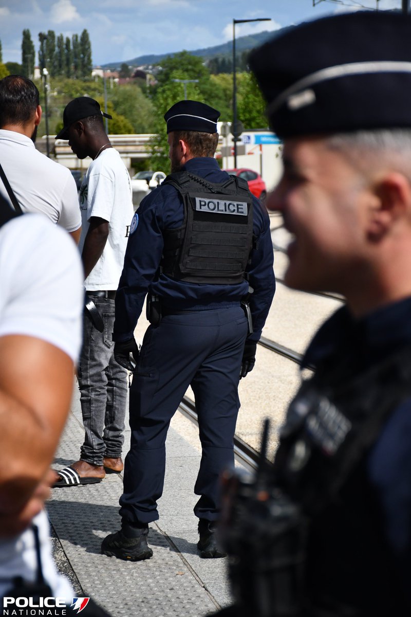 #JeudiPhoto | Retour en images sur plusieurs opérations de contrôles qui ont eu lieu le 9 septembre, en relation avec <a href="/ginkovoyage/">Ginko, les mobilités de Grand Besançon Métropole</a>, dans les transports en commun et bus scolaires de #Besancon. 👮‍♀️👮‍♂️

➡️ Rassurer la population et veiller au bon déroulement de vos trajets.
