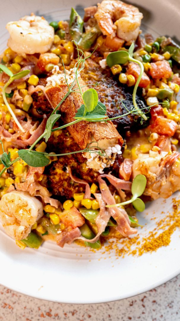 Discover_SC's tweet image. South Carolina Chef Ambassador Darren Smith of Rivertown Bistro partners with Low Country Farms of SC to reimagine corn — from fritters and savory pudding to popped sorghum and corn-fat-washed bourbon. 🌽

Learn more: brnw.ch/21wVDSA

#DiscoverSC #CertifiedSC