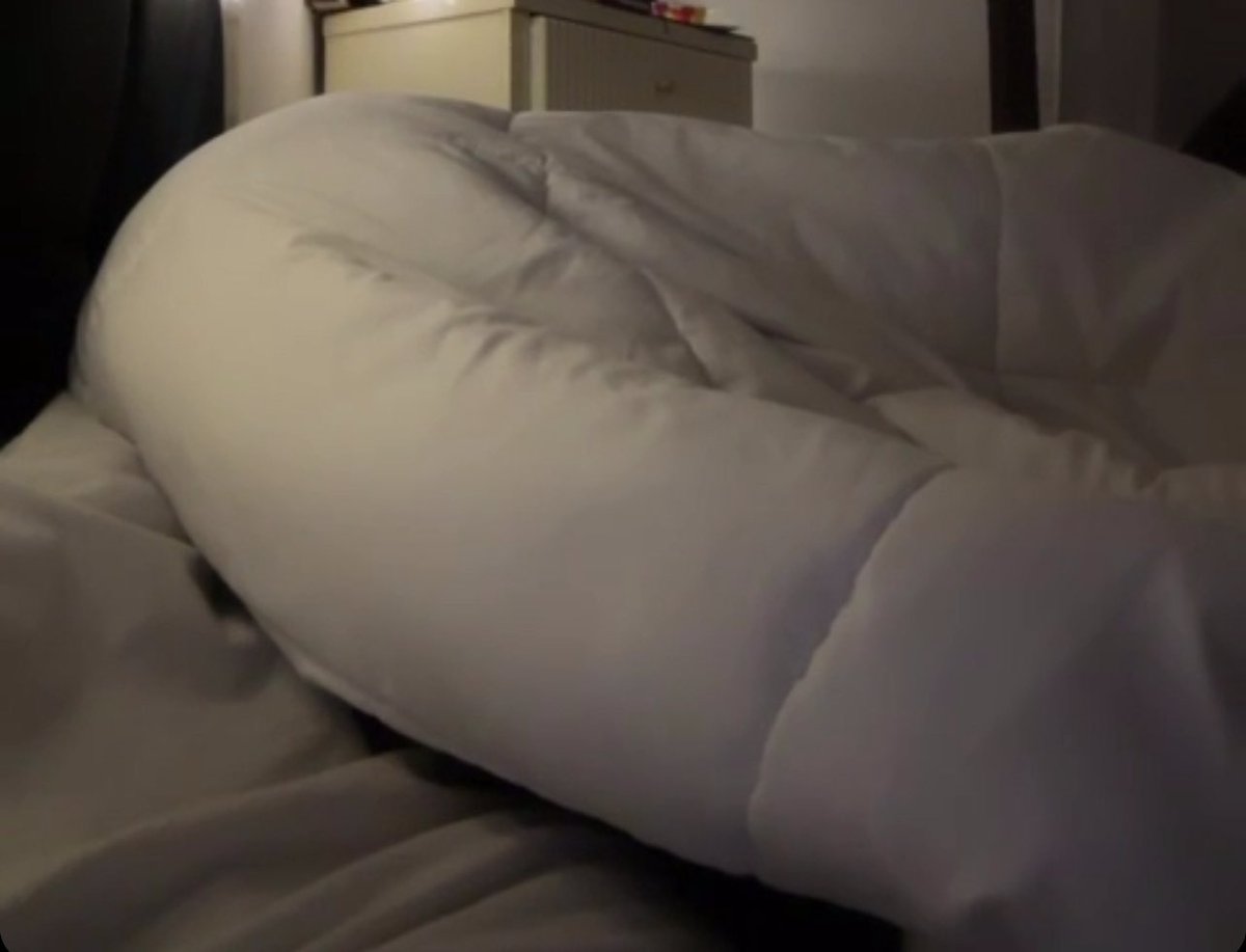 subaibbb's tweet image. she sleeps like this