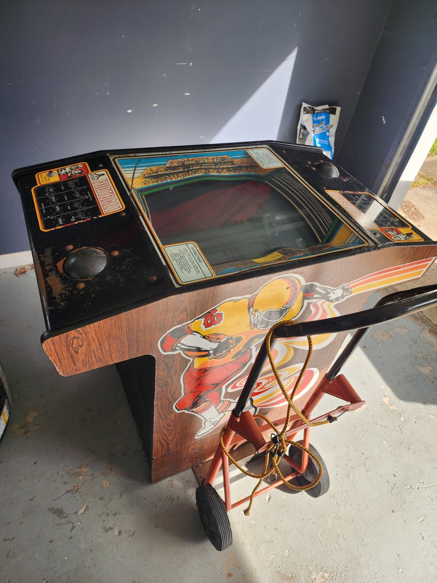 Nintendork9's tweet image. Responded to a Marketplace ad where no one came to pick up a free Atari football and I immediately dropped everything and ran to the place to pick it up